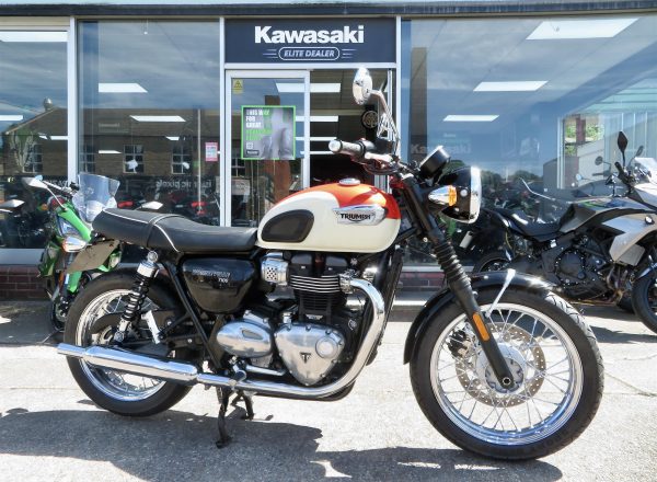 TRIUMPH BONNEVILLE T100