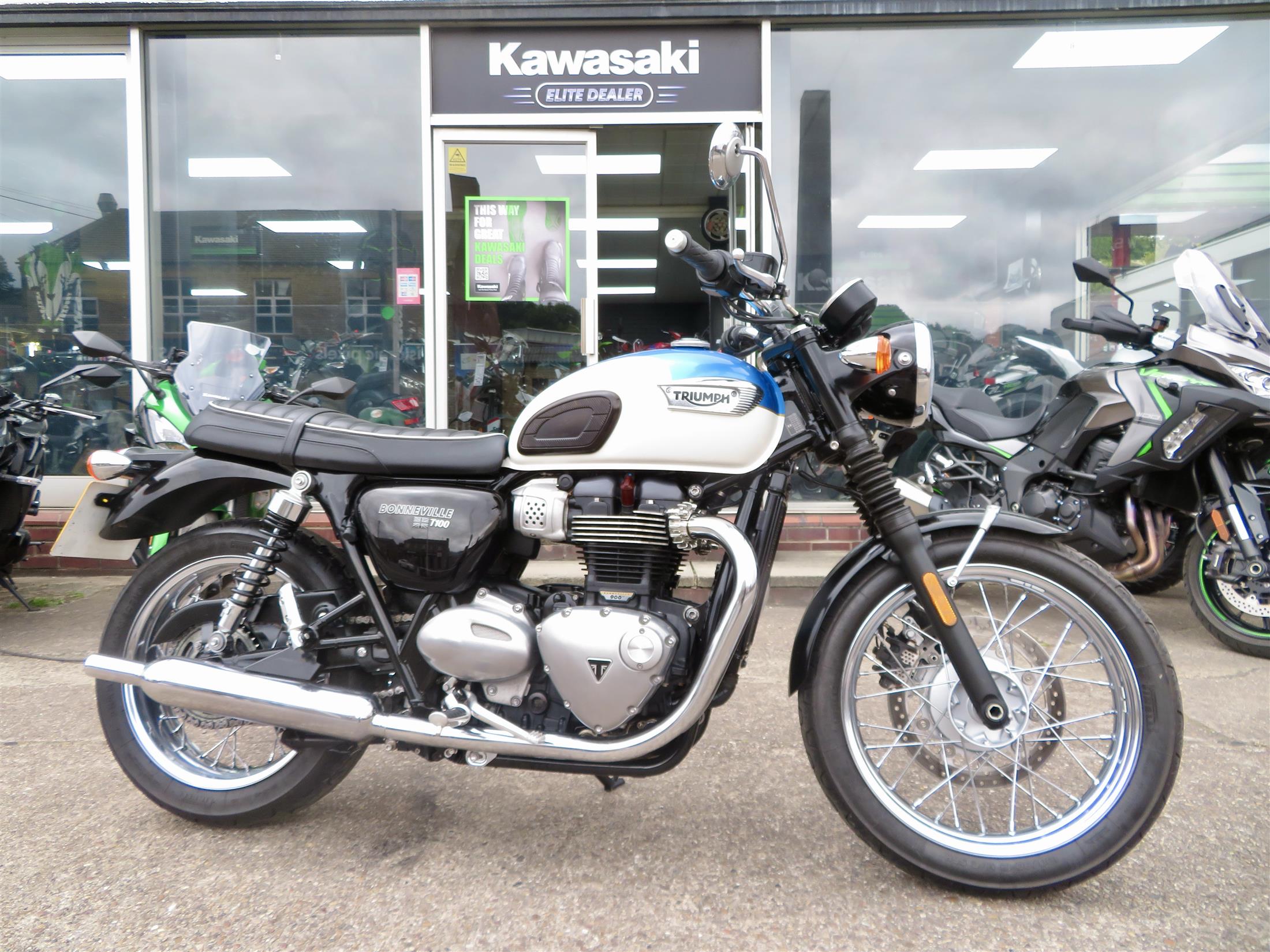 TRIUMPH BONNEVILLE T100